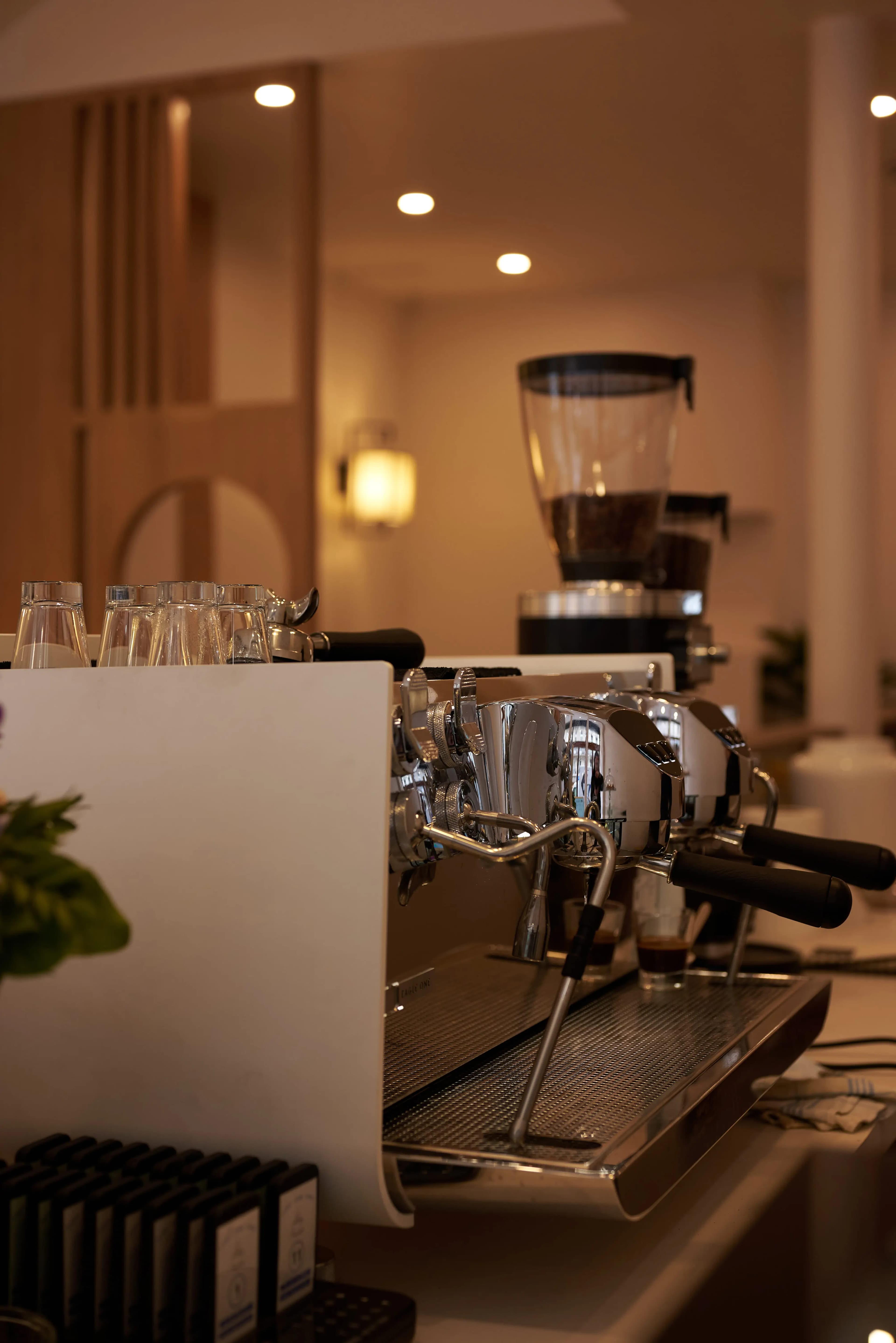 Intérieur de café chaleureux avec boissons chocolatées